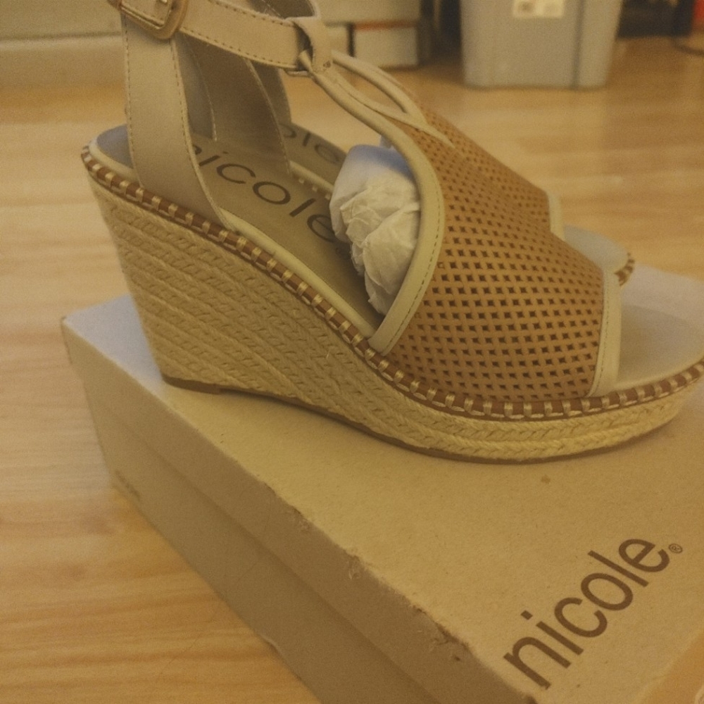 Nicole wedges